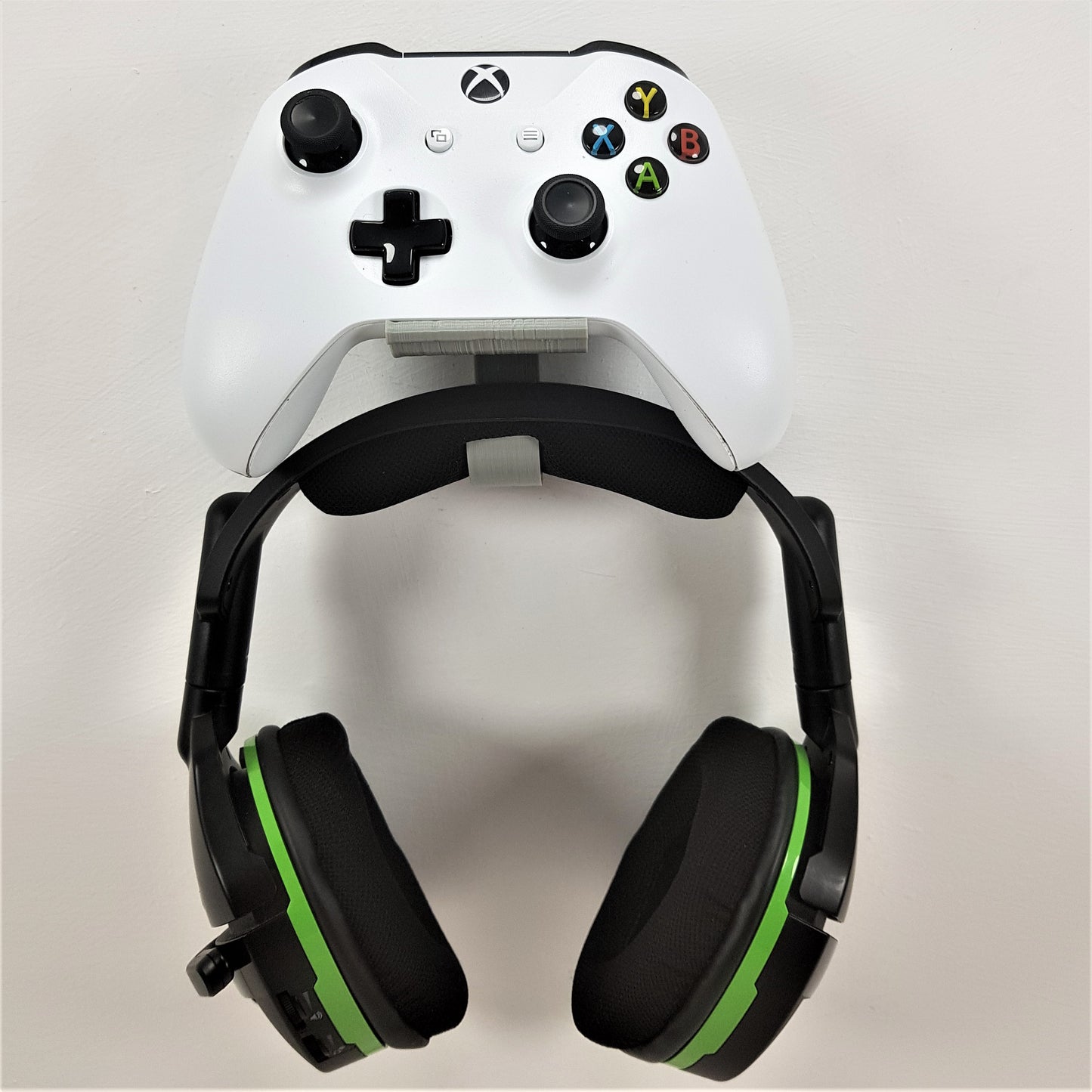 Xbox One / S / X Controller Wall Bracket Wall Mount With Added Headphone Holder - 3DCabin