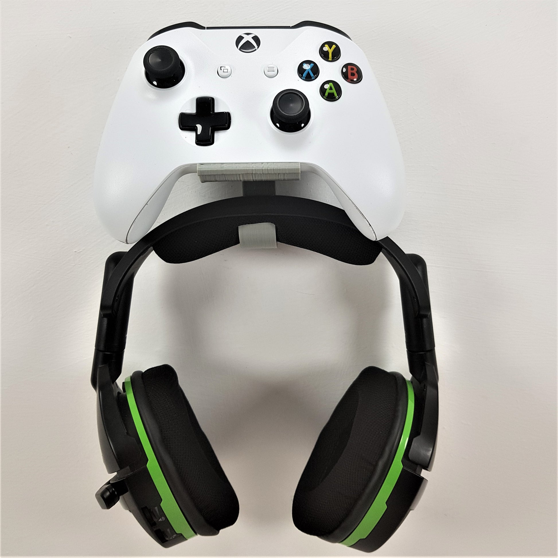 Xbox One / S / X Controller Wall Bracket Wall Mount With Added Headphone Holder - 3DCabin