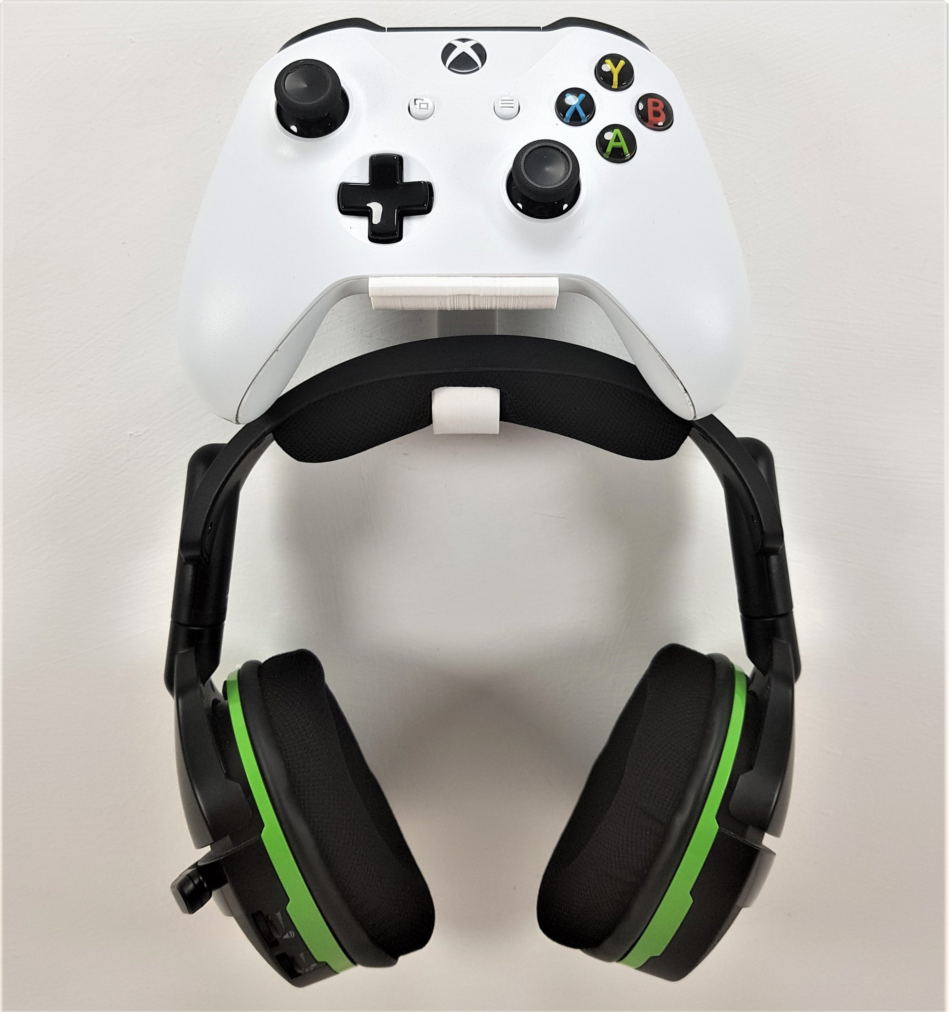 Xbox One / S / X Controller Wall Bracket Wall Mount With Added Headphone Holder - 3DCabin